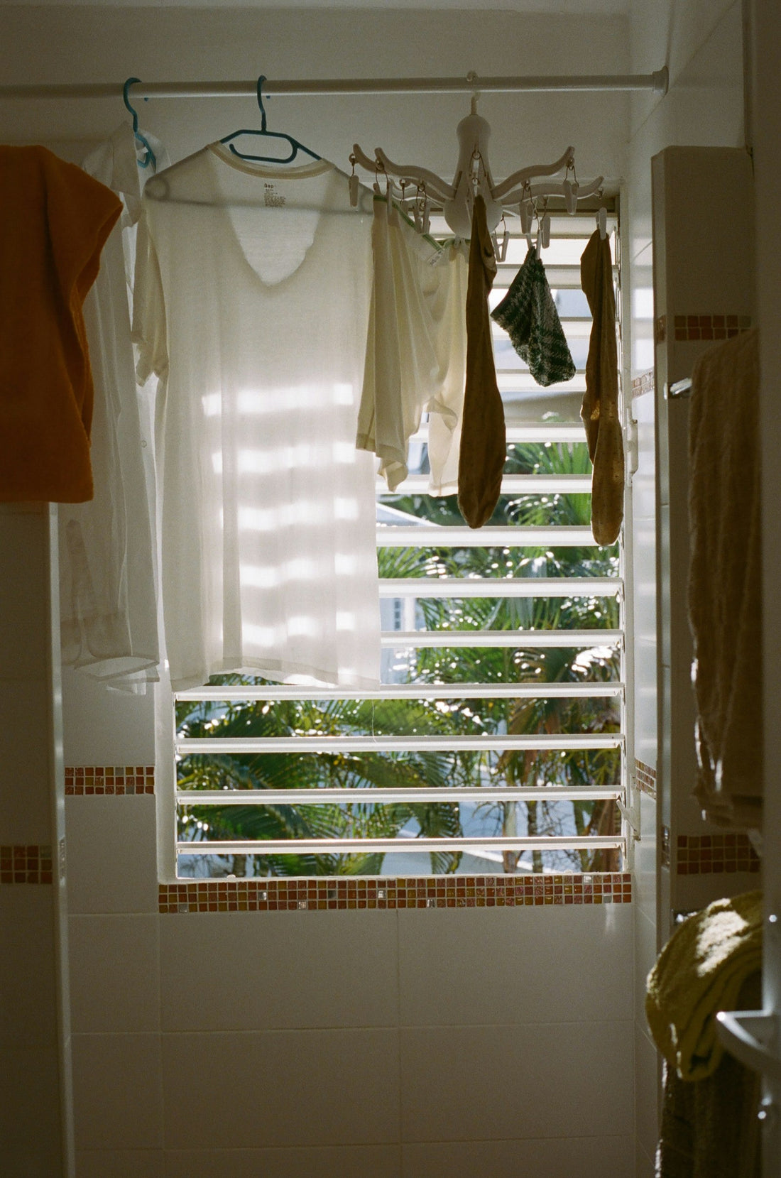 ตากผ้าในบ้านช่วงหน้าฝน ไม่มีกลิ่นอับ — drying laundry indoors during rainy season, no musty smell