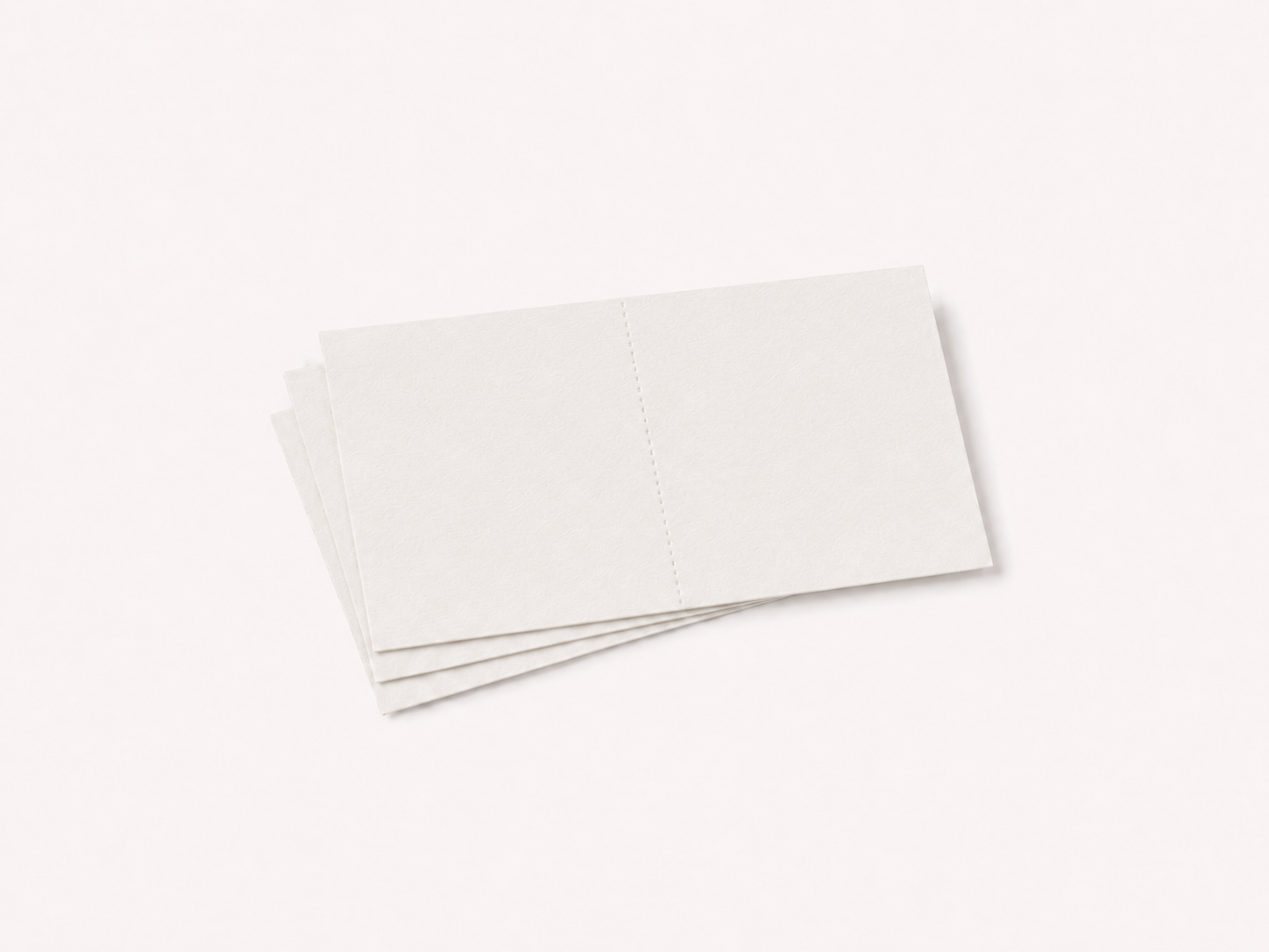 แผ่นซักผ้า SUPER LEAF วางซ้อนกัน เห็นรอยปรุแบ่งครึ่งแผ่น — SUPER LEAF laundry sheets stacked, showing the tear-in-half perforation